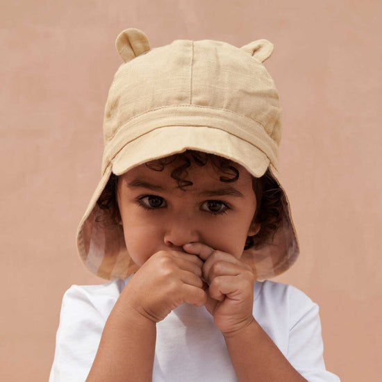 The Liewood Gorm Reversible sun hat in the safari/sandy colour is perfect for your little one to wear when they are out enjoying the sunshine 
