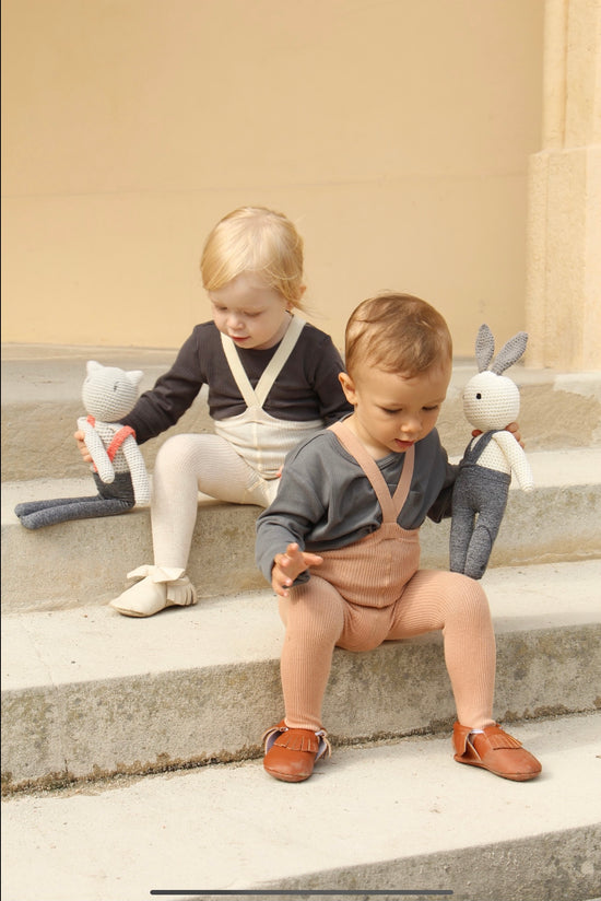 Alf & Co is a midlands based children’s store and is stockist of the Silly Silas cream blend footed tights with braces 
