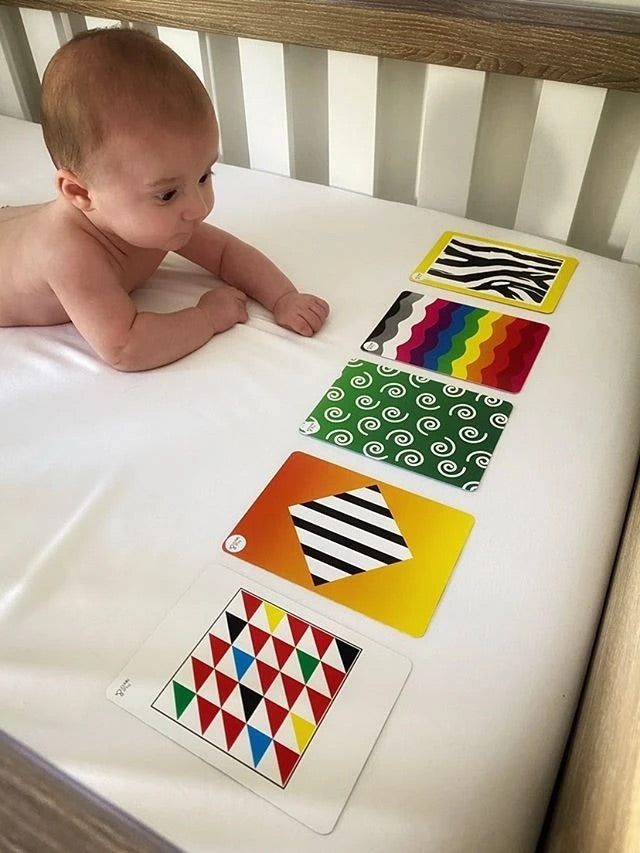 Load image into Gallery viewer, Baby flashcards gift set, black and white sensory flashcards, colour sensory flashcards, baby sensory, baby sensory play, flashcard gift set, baby sensory, new baby gift set 
