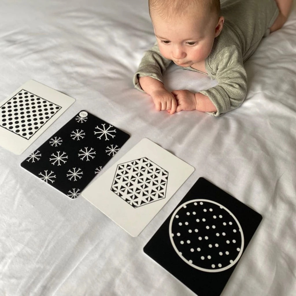 Load image into Gallery viewer, Baby sensory flashcards, colour flashcards, black and white flashcards, baby sensory play, baby sensory, midlands baby shop, flashcard gift set, baby sensory, a lovely addition to a new bay gift set 
